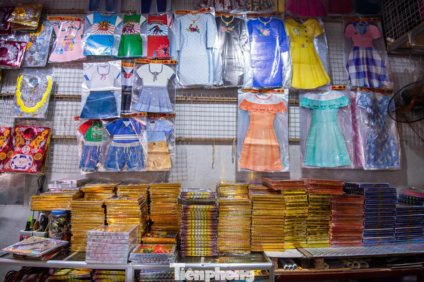 Sở dĩ, các sản phẩm vàng mã của xã Song Hồ nức tiếng khắp cả nước là bởi đồ mã ngày càng giống đồ thật, được chuyên môn hóa sản xuất và áp dụng công nghệ cải tiến.