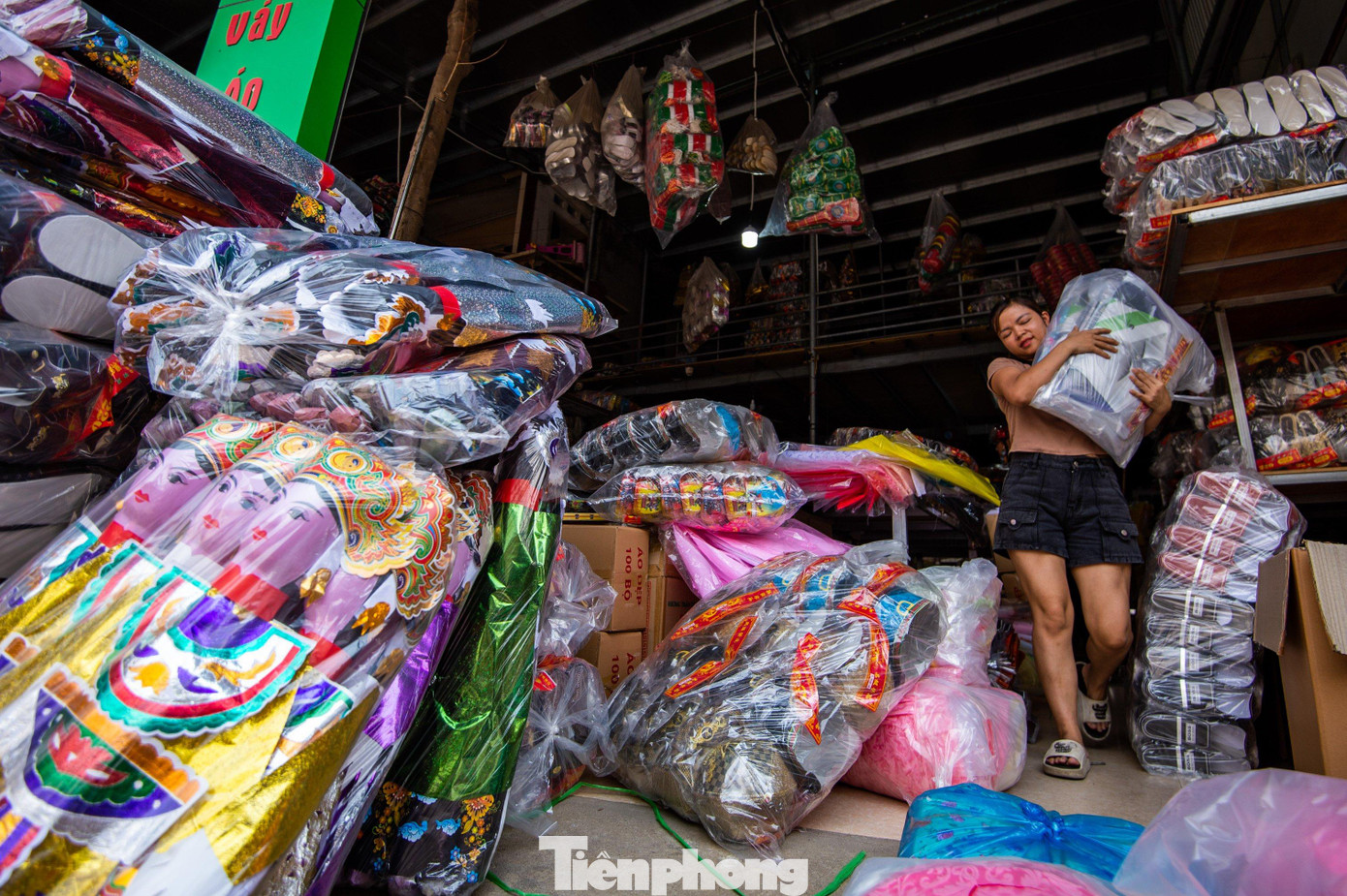 Các đại lí tất bật chuẩn bị hàng những ngày cận lễ Vu Lan, thường, hàng hóa được chất sẵn phía bên ngoài sẵn sàng để giao đi.