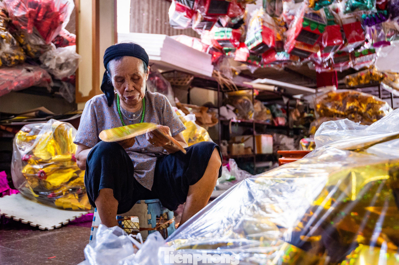 Gia đình cụ Nguyễn Thị Lụa (84 tuổi) là một trong những hộ sản xuất lâu đời tại xã Song Hồ với truyền thống gần 15 năm làm nghề. Gia đình bà Lụa chuyên sản xuất mặt hàng bàn thờ, động vật... với số lượng sản xuất mỗi ngày gần 200 sản phẩm mỗi loại.