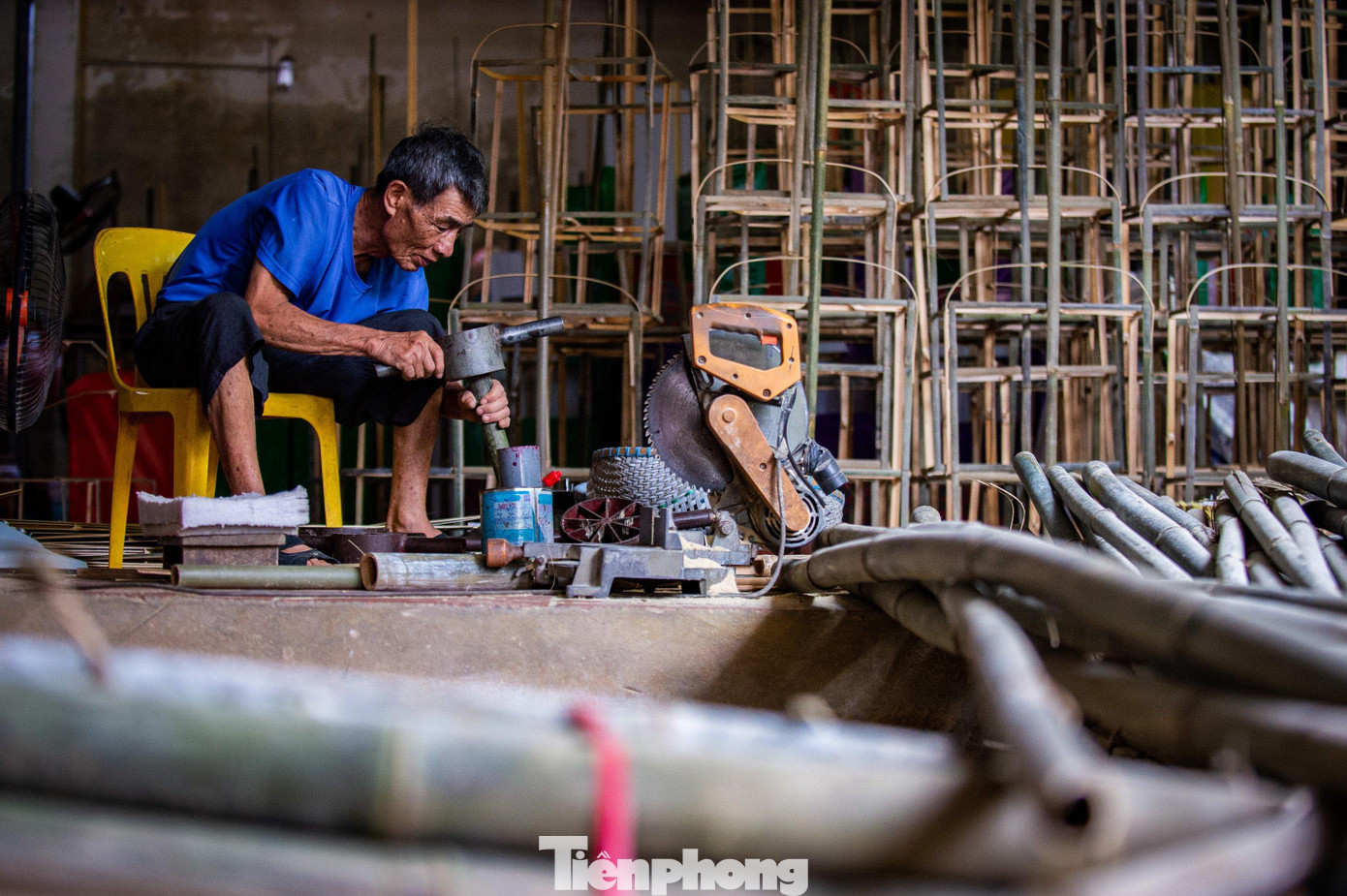 Hiện nay, việc làm vàng mã tại xã Song Hồ được chuyên môn hóa, tức mỗi nhà chỉ làm vài sản phẩm riêng biệt. Chính vì vậy, việc cạnh tranh giữa các hộ sản xuất được giảm đi đáng kể.