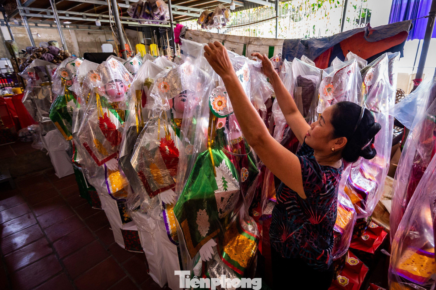 Ngoài những sản phẩm được làm theo lô, gia đình chị Hằng cũng nhận làm những sản phẩm độc, với kích thước lớn, giá của những mặt hàng này thường dao động từ 150.000 đến 250.000 đồng.