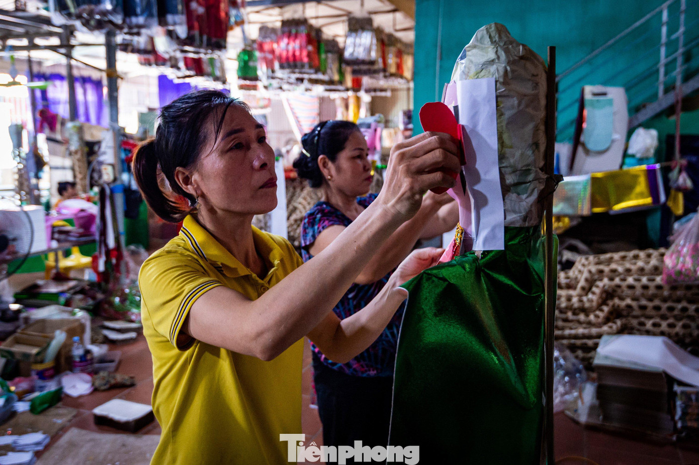 Hầu hết các gia đình tại xã Song Hồ đều làm nghề sản xuất vàng mã. Trước đây, xã nổi tiếng với tranh dân gian Đông Hồ, chính vì thế những kĩ thuật vẽ tranh cũng được áp dụng để sản xuất vàng mã.