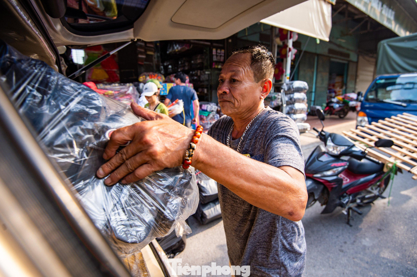 Di chuyển gần 200km để tới tận đây nhập hàng, ông Nguyễn Xuân Vân (Thanh Hóa) cho biết: “Đồ mã được sản xuất trong nước nên có giá khá tốt so với nhập đồ Trung Quốc, mọi năm tôi đều nhập hàng ở đây để bán. Năm nay, tôi nhập gần 1.000 sản phẩm mỗi loại".