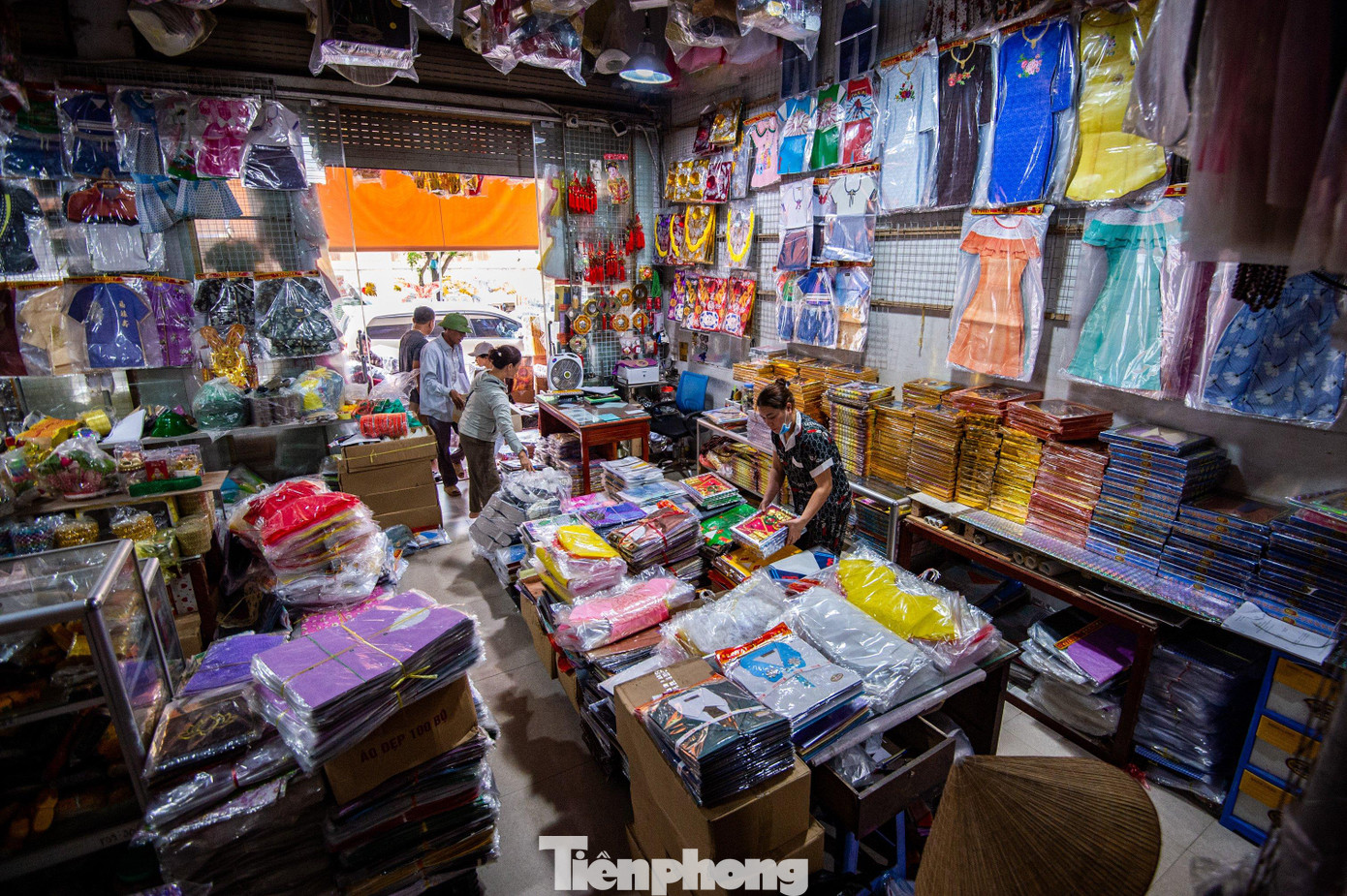 Đa phần các mặt hàng vàng mã đều được làm từ giấy dán trên khung tre, nứa… nên có giá từ vài chục đến vài trăm nghìn đồng.