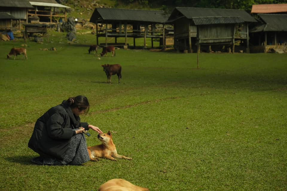 Xem lại ảnh đã chụp, cặp đôi có cảm giác yên bình, tự do và cho rằng, Hang Táu là nơi có thể làm hài lòng cả những vị khách khó tính nhất. Ảnh: Đỗ Tú