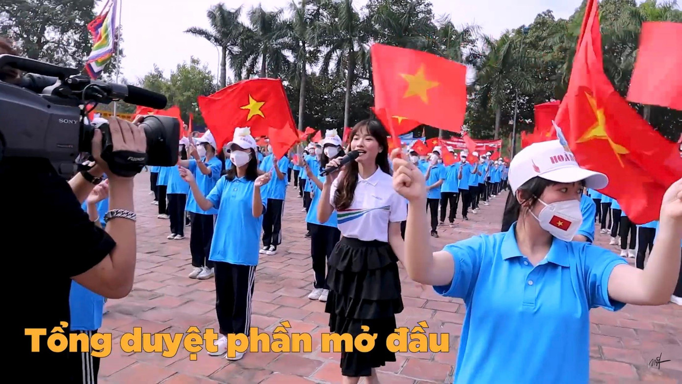 Nữ MC nói: &quot;Chưa bao giờ đi dẫn tại một điểm cầu nào mà mình lại chạy nhiều như lần này. Nhưng lần sau được giao nhiệm vụ mình vẫn nhận tiếp (cười)&quot;.