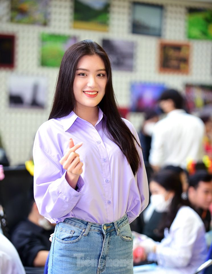 Người đẹp Phan Phương Oanh (Người đẹp biển ở Hoa hậu Việt Nam 2022) có chút tiếc nuối khi đăng ký hiến máu không thành công. Cô cho biết: &quot;Tuy không đủ điều kiện hiến máu lần này nhưng mình sẽ đợi đến lần sau, khi sức khỏe ổn định sẽ tiếp tục đăng ký lại. Đến với chương trình, mình thật sự &quot;choáng ngợp&quot; trước không khí nhộn nhịp được hội tụ từ sức trẻ của đoàn viên công an thành phố. Vì thế, mình cũng đã được truyền cảm hứng và học hỏi thêm nhiều điều khi tham gia hoạt động cộng đồng. Với vai trò là một người đẹp trưởng thành từ cuộc thi Hoa hậu Việt Nam 2022, mình sẽ tiếp tục thực hiện nhiệm vụ, trách nhiệm lan tỏa, tuyên truyền trên mạng xã hội về hoạt động hiến máu nói riêng và hoạt động tình nguyện nói chung&quot;.