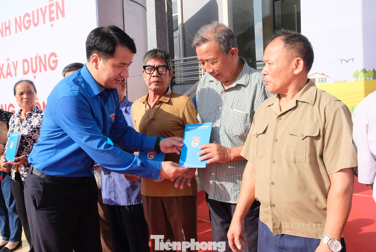 Anh Ngô Văn Cương tặng túi an sinh cho gia đình chính sách, người có công với cách mạng, 17 sổ bảo hiểm xã hội cho đối tượng khó khăn. Ảnh: C.Linh Anh Ngô Văn Cương tặng túi an sinh cho gia đình chính sách, người có công với cách mạng, 17 sổ bảo hiểm xã hội cho đối tượng khó khăn. Ảnh: C.Linh