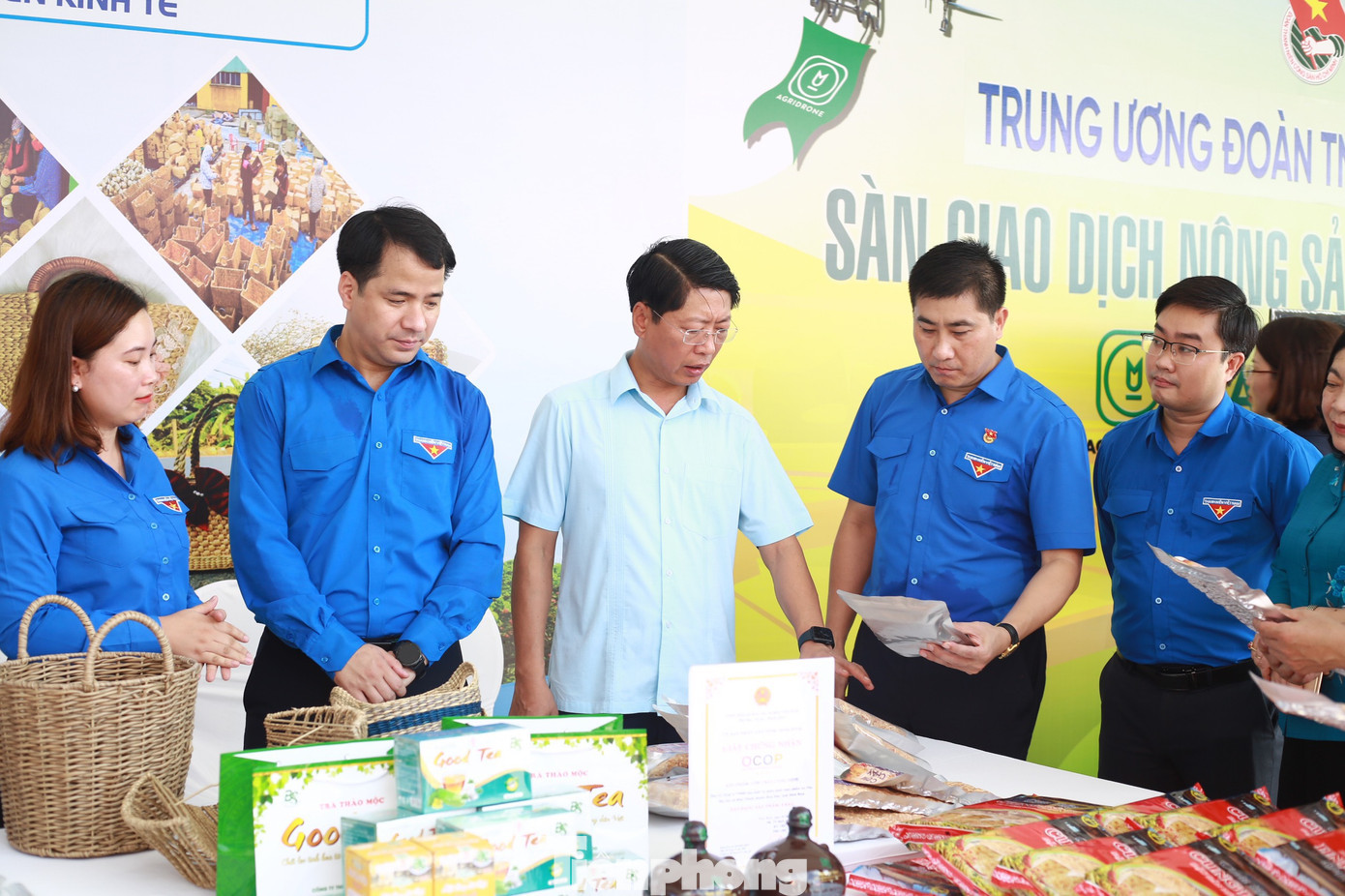 Anh Ngô Văn Cương tham quan các gian hàng của địa phương. Ảnh: C.Linh Anh Ngô Văn Cương tham quan các gian hàng của địa phương. Ảnh: C.Linh