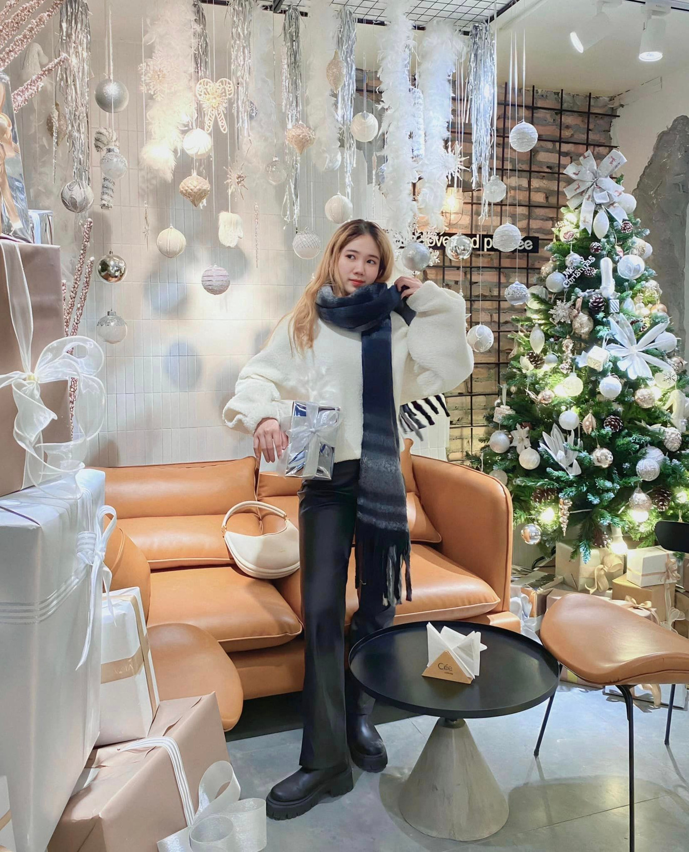 Nhiều bạn nữ diện trang phục nổi bật rất hợp không khí Noel, "thả dáng" bên cây thông ở các quán cà phê. Nhiều bạn nữ diện trang phục nổi bật rất hợp không khí Noel, "thả dáng" bên cây thông ở các quán cà phê.