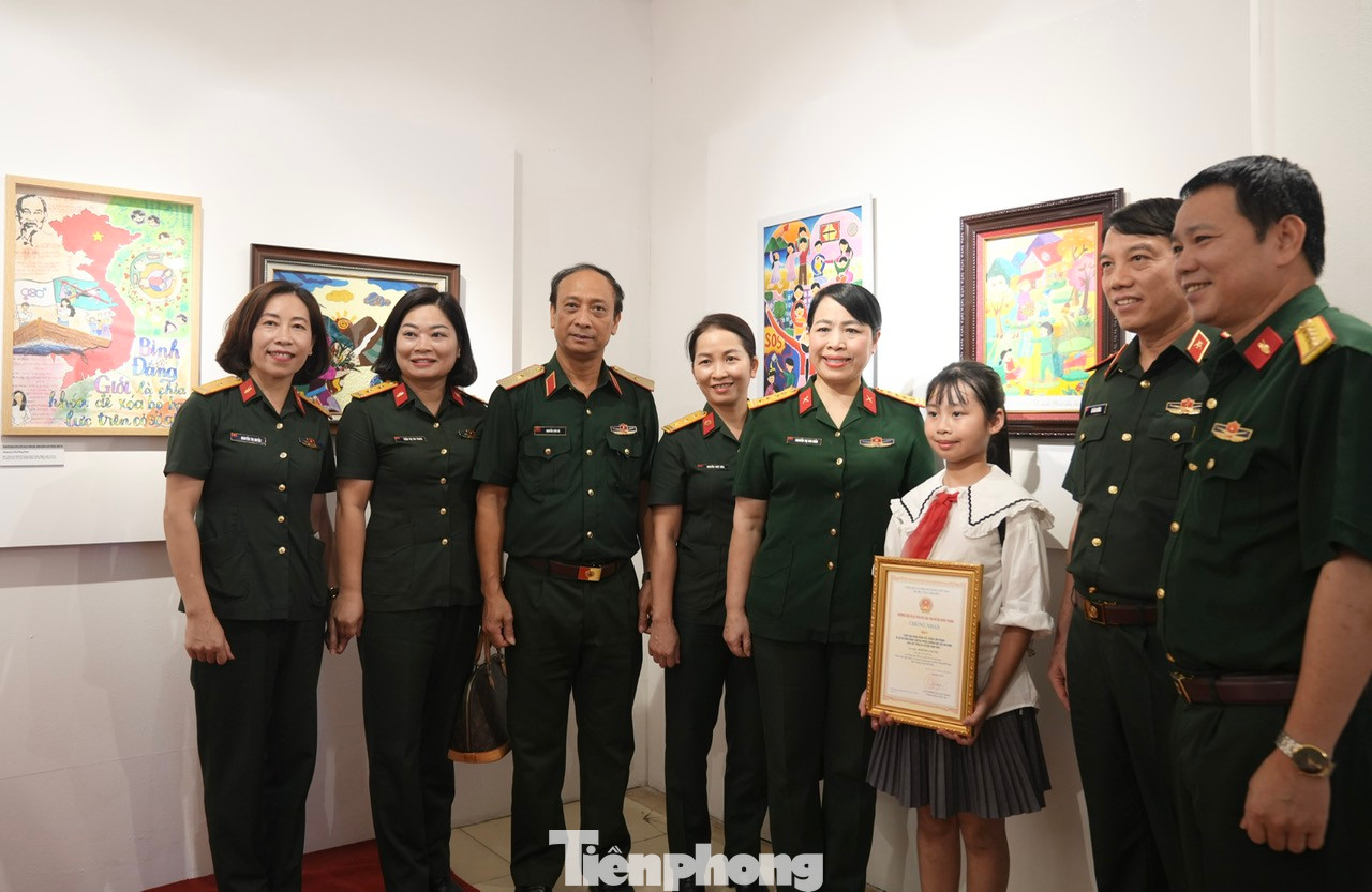 Các đại biểu tham quan, chụp ảnh lưu niệm tại không gian triển lãm tranh. Các đại biểu tham quan, chụp ảnh lưu niệm tại không gian triển lãm tranh.