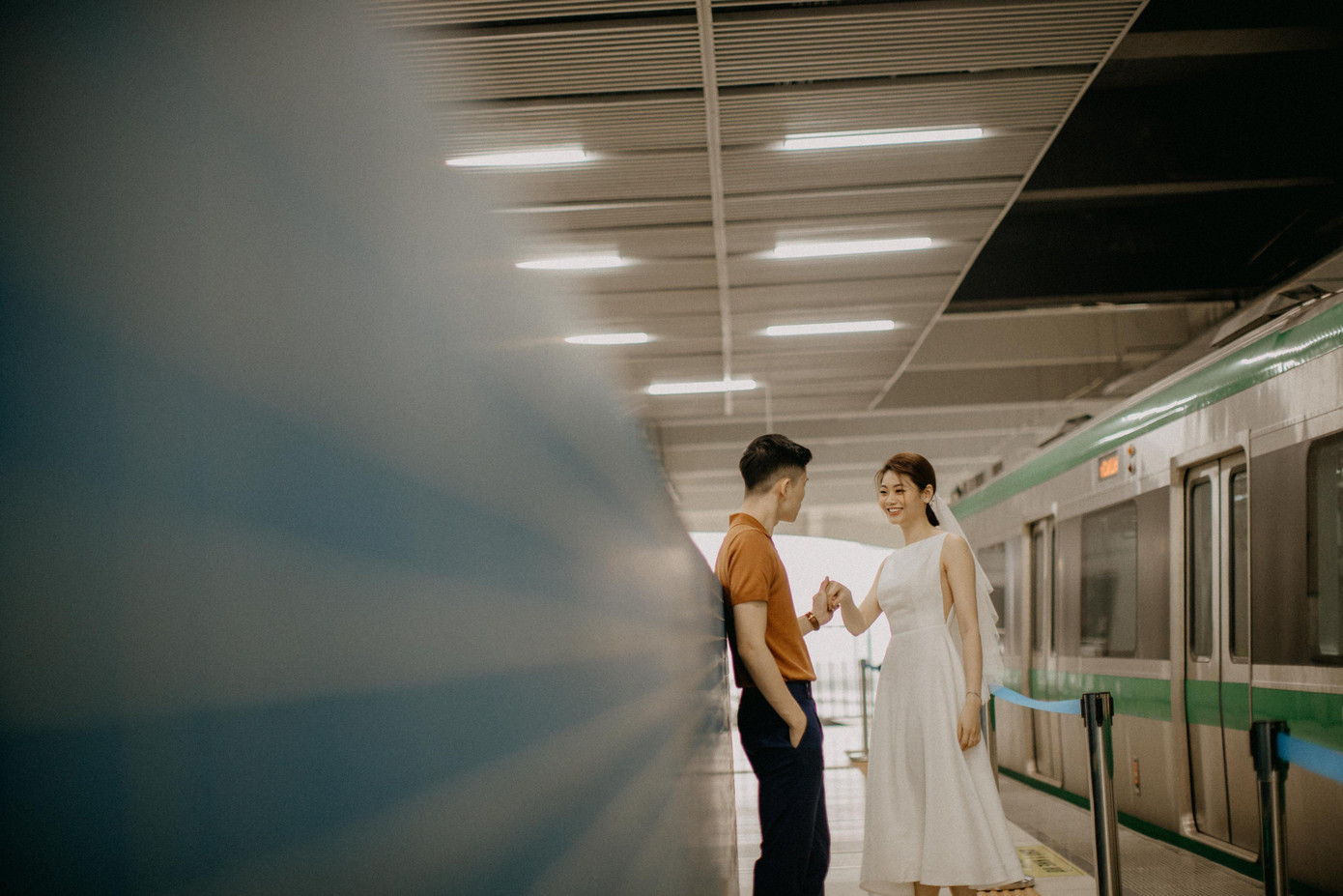 Hải và Linh đều là tiếp viên nên thường xuyên được trải nghiệm ga tàu ở các nước. Tuy nhiên, khi trải nghiệm và chụp ảnh ở ga Cát Linh, đôi bạn cũng cảm thấy như đang đi du lịch nước ngoài.