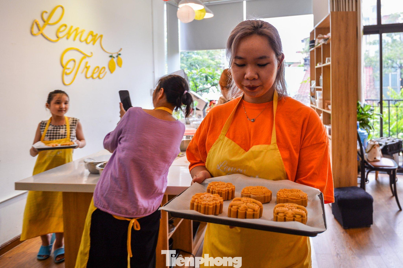 Việc tự tay làm bánh còn giúp cho bạn trẻ thư giãn, xả tress sau nhiều giờ làm việc, học tập căng thẳng. Việc tự tay làm bánh còn giúp cho bạn trẻ thư giãn, xả tress sau nhiều giờ làm việc, học tập căng thẳng.