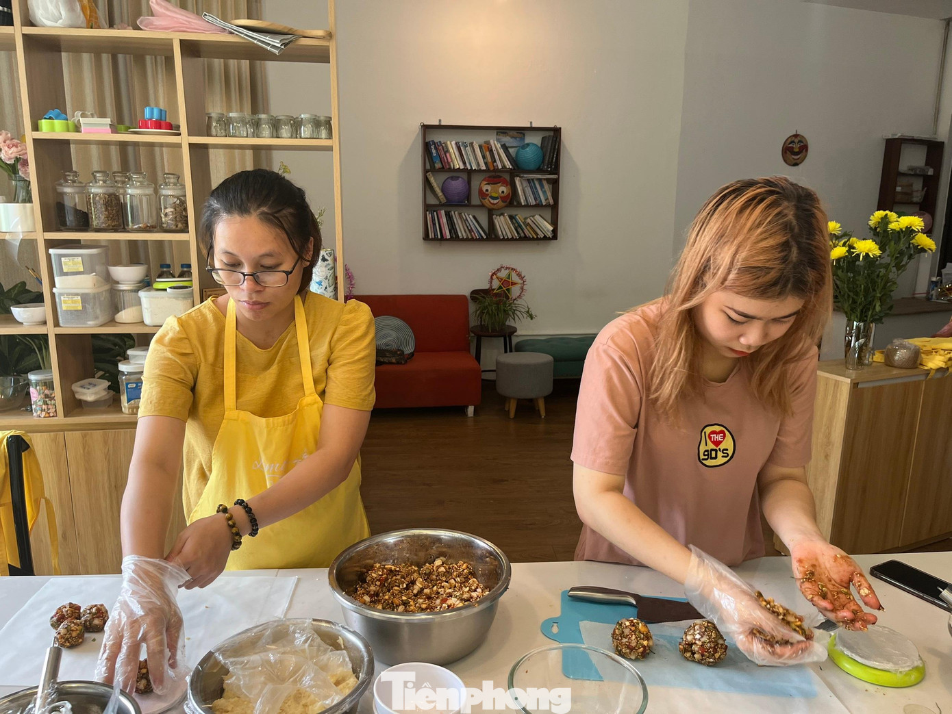 Bạn trẻ chi tiền đi học làm bánh Trung thu để hiểu và lưu giữ giá trị truyền thống. Bạn trẻ chi tiền đi học làm bánh Trung thu để hiểu và lưu giữ giá trị truyền thống.