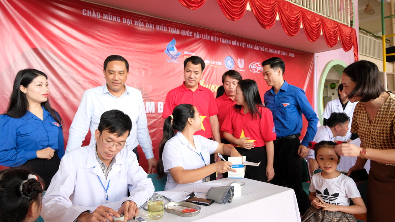 Đoàn đại biểu tổ chức tư vấn khám bệnh miễn phí cho các em học sinh tại Trường Tiểu học Bình Minh và Mầm non Ánh Hồng. Ảnh: Châu Linh