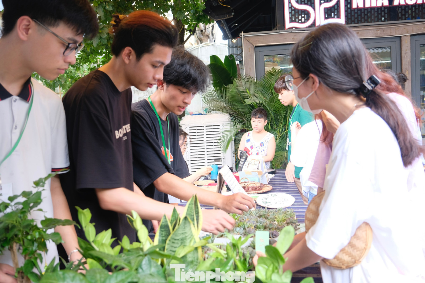 Chiều 30/6, tại Phố sách Hà Nội, người dân, bạn trẻ có thể đổi rác, giấy vụn để lấy những món đồ thủ công hoặc cây xanh tùy theo sở thích. Theo đó, chỉ cần 3kg giấy, bìa, vỏ hộp sữa, sách, vở, tạp chí cũ sẽ được tặng 1 sao; 3kg nhựa, nilon, bao bì, khay xốp, thiết bị điện tử được tặng 1 sao; 1kg kim loại được tặng 1 sao; 20 lon được tặng 1 sao. Càng được nhiều sao, người đổi rác sẽ nhận được món quà tương ứng. Tuy nhiên, rác cần làm sạch/khô trước khi mang qua sự kiện để đảm bảo an toàn cho dự án khi thực hiện việc thu gom. Ảnh: Diệu Nhi