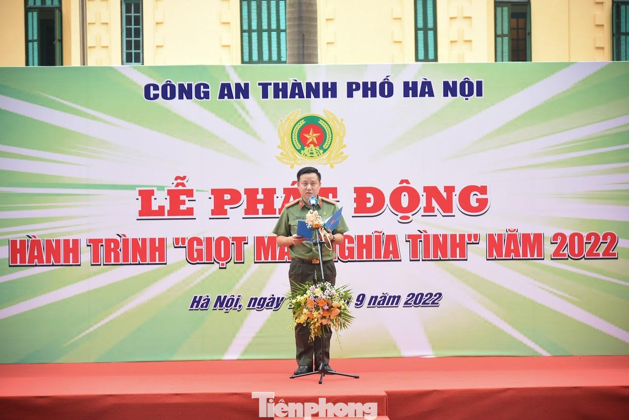 Thiếu tá Bùi Mạnh Hùng (Bí thư Đoàn Thanh niên CATP) đại diện phát biểu hưởng ứng Lễ phát động.