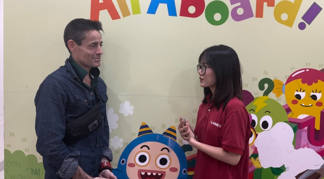 Hiệp làm thêm ở một trung tâm và gia sư dạy học bán thời gian.