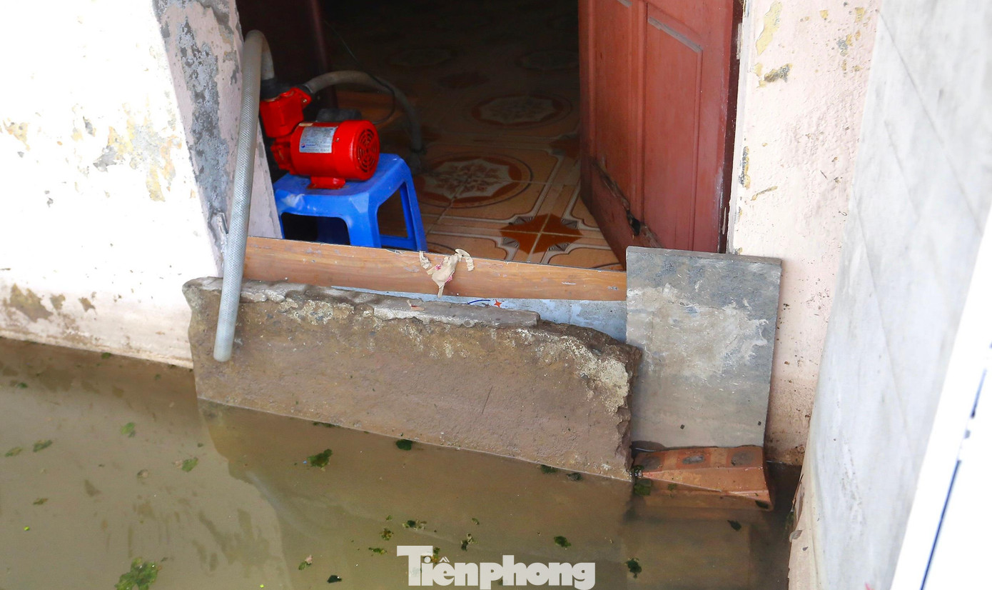 Tấm chắn tạm bợ để ngăn nước tràn vào nhà.