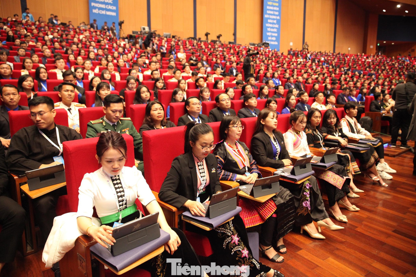 Mỗi bộ trang phục truyền thống không chỉ mang dấu ấn lịch sử mà còn thể hiện giá trị nghệ thuật, tín ngưỡng và khát vọng cao đẹp của từng dân tộc. Điều này đã góp phần làm phong phú thêm bức tranh đa sắc màu văn hóa các dân tộc. Qua đó, việc giữ gìn, phát huy trang phục truyền thống sẽ góp phần quan trọng trong việc bảo tồn bản sắc văn hóa các dân tộc. Ảnh: Hoàng Mạnh Thắng Mỗi bộ trang phục truyền thống không chỉ mang dấu ấn lịch sử mà còn thể hiện giá trị nghệ thuật, tín ngưỡng và khát vọng cao đẹp của từng dân tộc. Điều này đã góp phần làm phong phú thêm bức tranh đa sắc màu văn hóa các dân tộc. Qua đó, việc giữ gìn, phát huy trang phục truyền thống sẽ góp phần quan trọng trong việc bảo tồn bản sắc văn hóa các dân tộc. Ảnh: Hoàng Mạnh Thắng