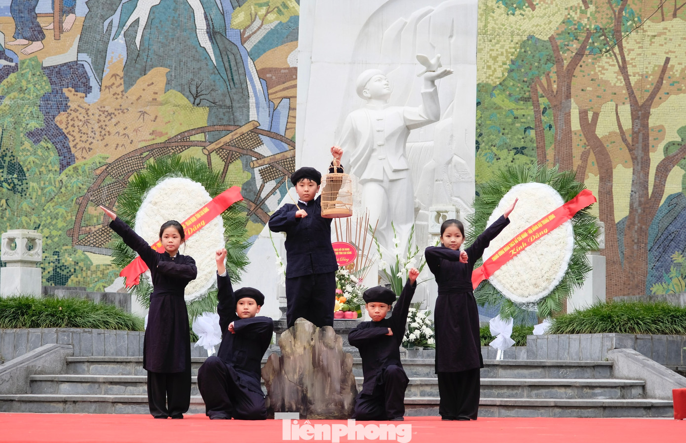 Hoạt cảnh về thành lập Đội và sự hy sinh anh dũng của anh hùng liệt sỹ Kim Đồng. - Ảnh: Châu Linh Hoạt cảnh về thành lập Đội và sự hy sinh anh dũng của anh hùng liệt sỹ Kim Đồng. - Ảnh: Châu Linh