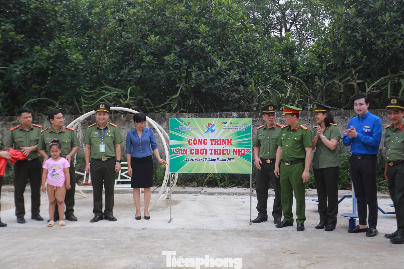Hoạt động trao tặng 2 công trình “Sân chơi thiếu nhi” cho Nhà văn hoá 2 (thôn Đông Phượng, xã Cẩm Lĩnh) và Nhà văn hóa Đông An, xã Thuỵ An trị giá 30 triệu đồng.