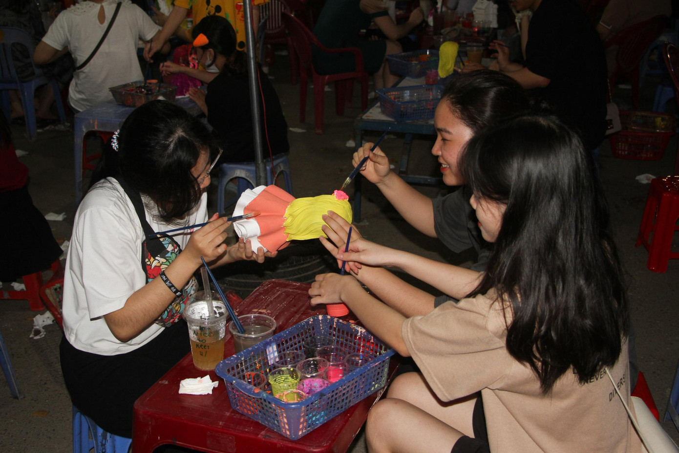 Một số bạn trẻ thích thú với trò chơi tô tượng.