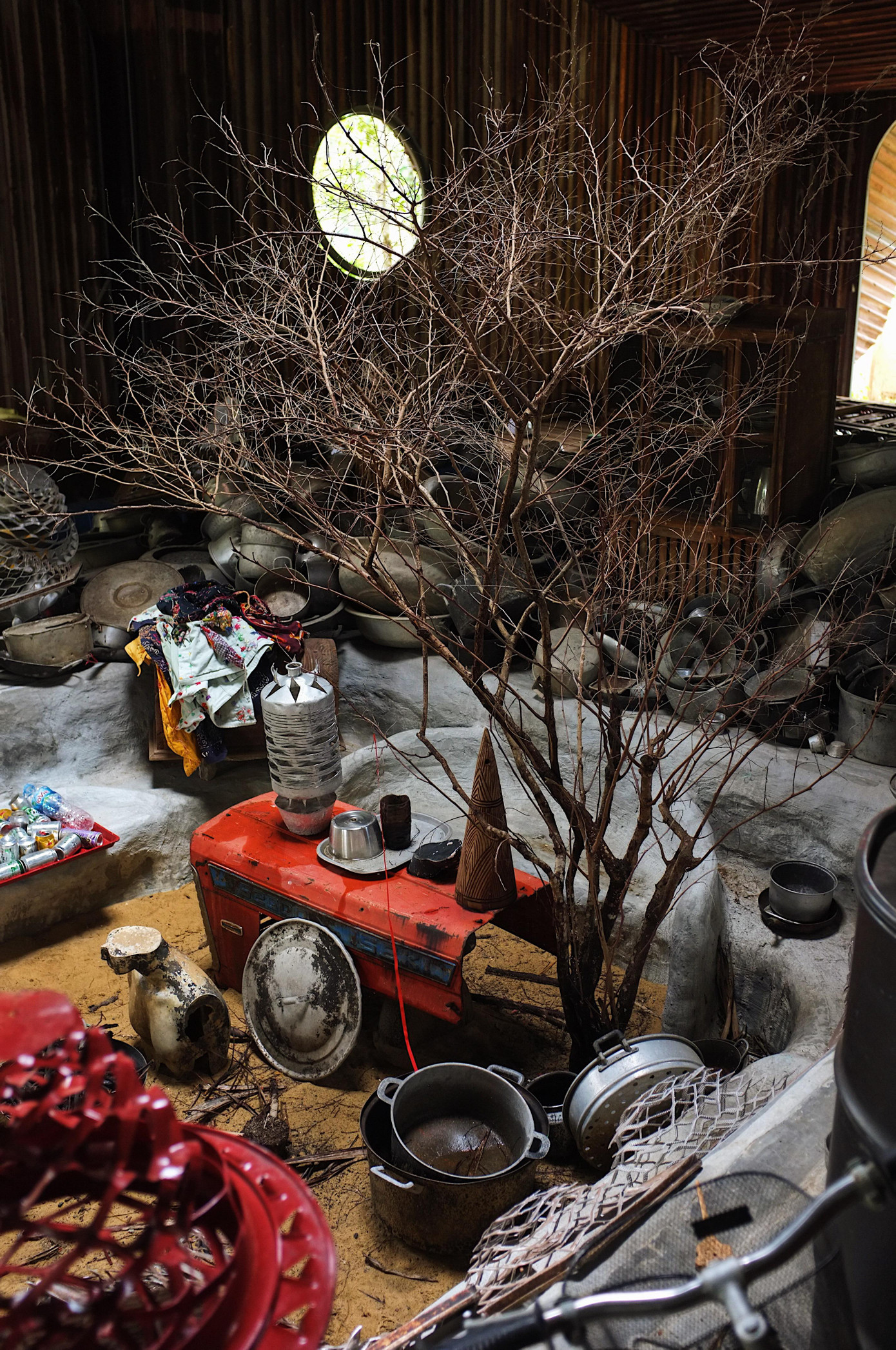 Một góc 'xưởng tái sinh' chứa đầy những tác phẩm cũng như vật dụng chờ tái chế. Anh Dân kể thêm: "Đợt dịch vừa rồi, tôi có nhiều thời gian nên đi quanh các bãi cát nhặt phế liệu. Do thời tiết mưa bão nhiều nên có nhiều đồ phế liệu trôi dạt lên và trông rất khó chịu. Tôi đã nảy ra ý tưởng rủ cả gia đình đi nhặt, mấy du khách Tây thấy vậy cũng đi nhặt theo để làm sạch bãi biển".