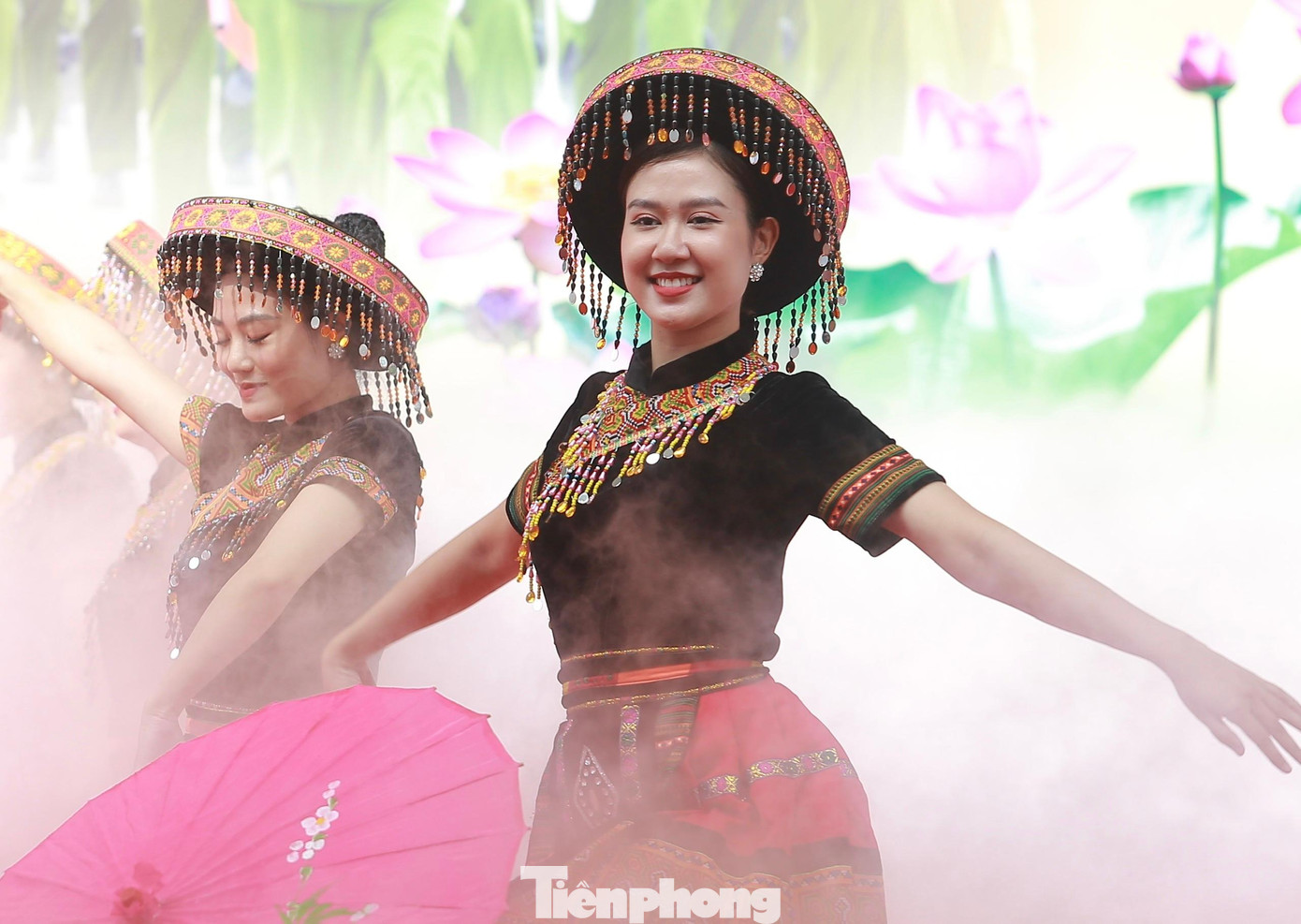 Trên sân khấu, những nữ chiến sĩ công an dịu dàng trong trang phục dân tộc, điệu đà qua những điệu múa chào mừng Ngày truyền thống lực lượng CAND.