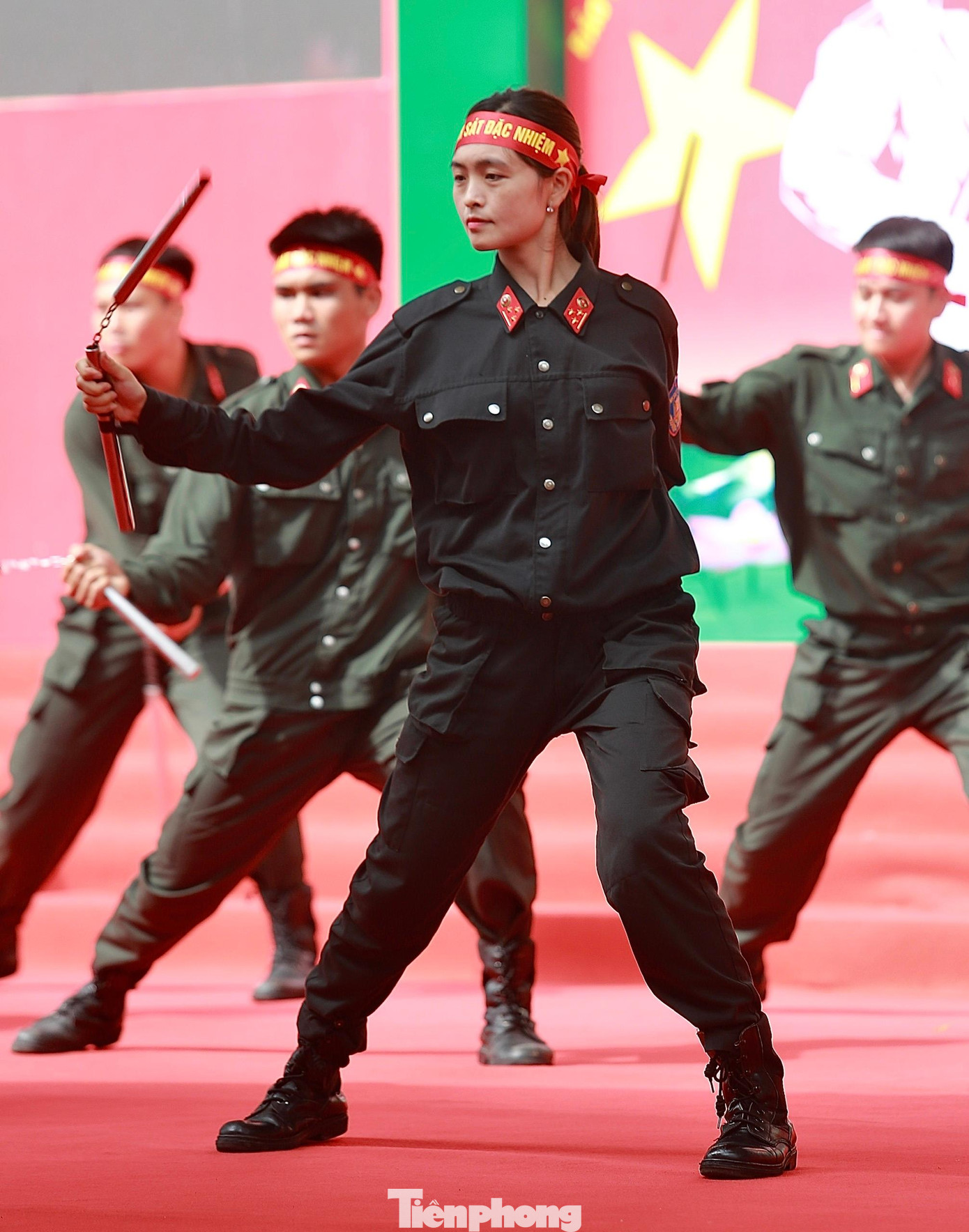 Nữ cảnh sát đặc nhiệm biểu diễn múa côn.