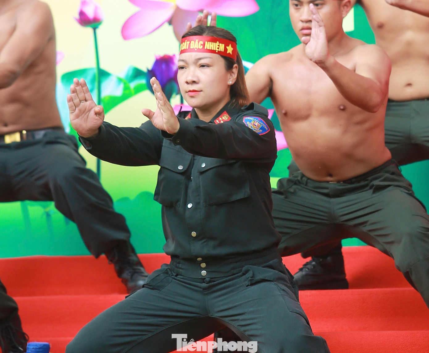 Một trong những nữ cảnh sát đặc nhiệm biểu diễn tại buổi khai mạc Triển lãm.