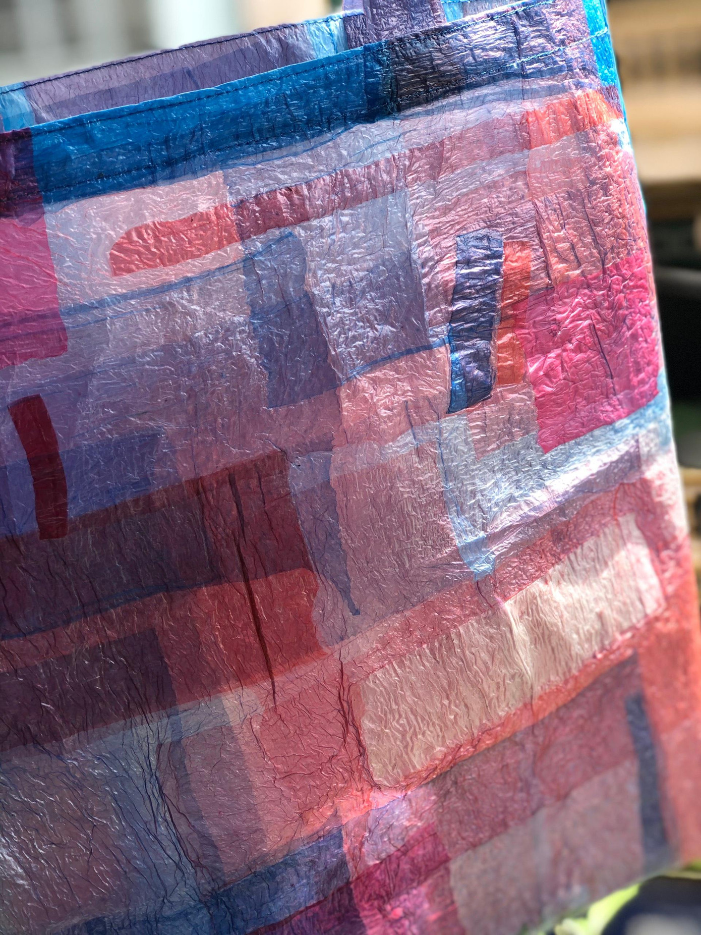 “Vì mình có kinh nghiệm về thiết kế và được tiếp xúc với nhiều loại vật liệu nên cũng nắm bắt được cách làm khá nhanh. Chiếc túi này là sản phẩm đầu tay của mình, mất khoảng 2 tiếng để hoàn thành. Mình cũng chưa thử độ nặng tối đa là bao nhiêu nhưng có thể áng khoảng túi sẽ đựng được từ 5 đến 7kg”, Ngân Giang nói.