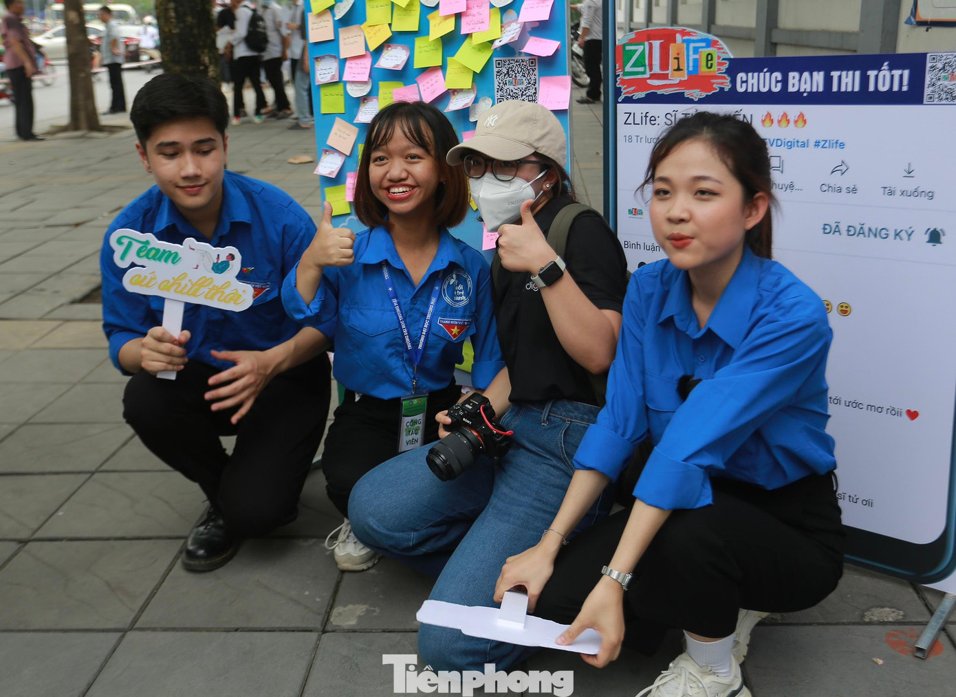 Huệ thường được các bạn TNV khác hỗ trợ di chuyển đến điểm thi bằng xe máy.