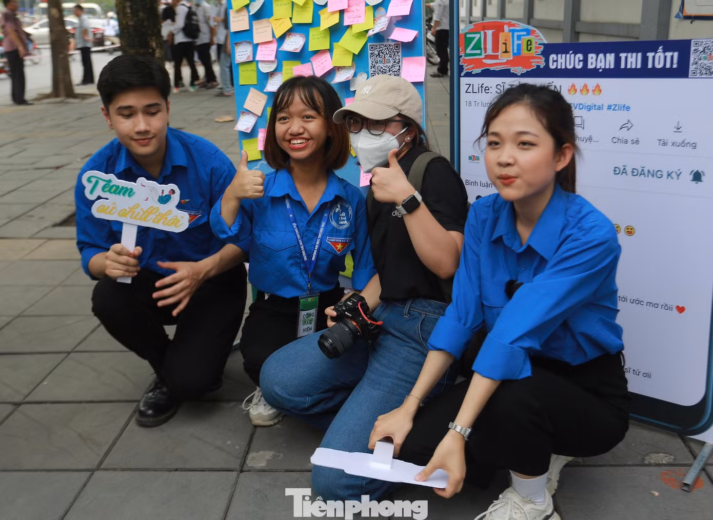 Huệ thường được các bạn TNV khác hỗ trợ di chuyển đến điểm thi bằng xe máy.