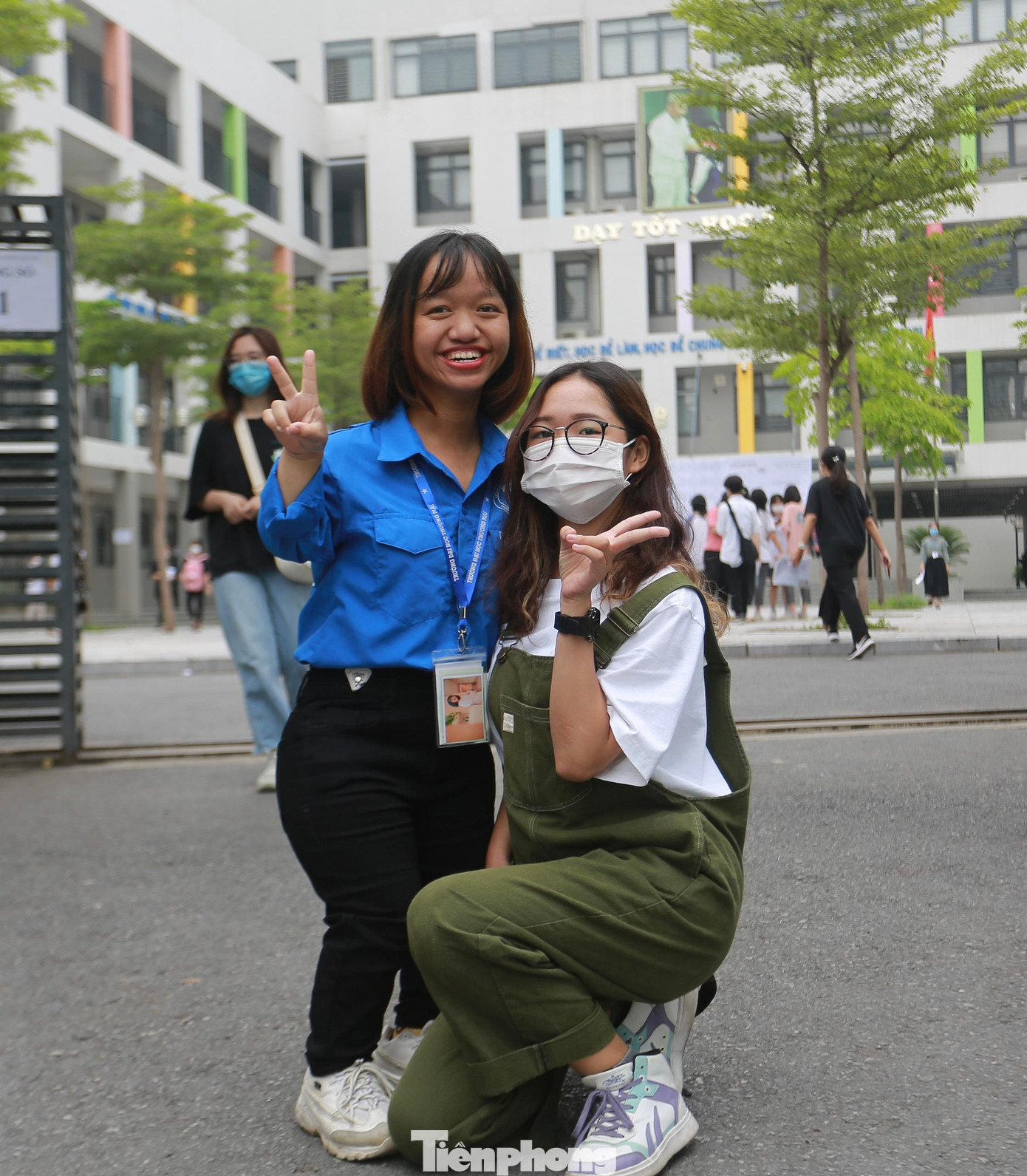 Huệ chụp ảnh cùng thí sinh tại điểm thi THCS Yên Hòa, Cầu Giấy, Hà Nội.