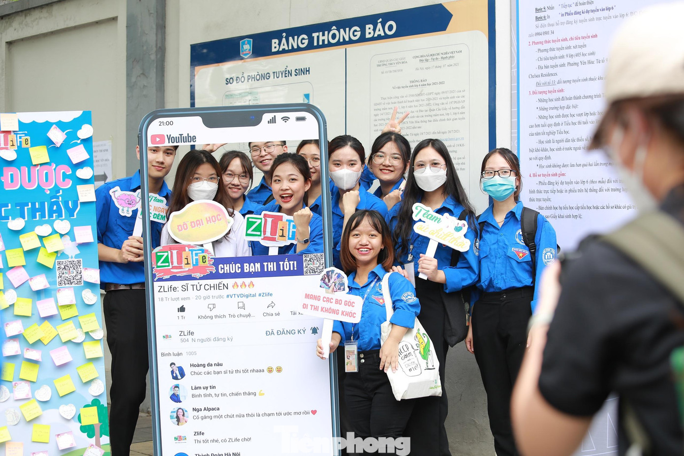 Huệ cùng các bạn TNV của CLB Tình nguyện ĐH Thương mại.