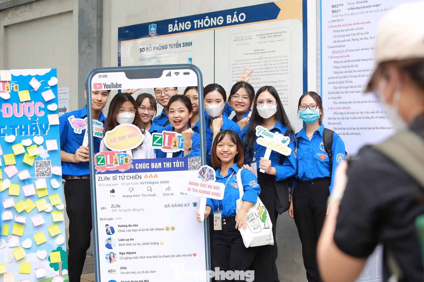Huệ cùng các bạn TNV của CLB Tình nguyện ĐH Thương mại.