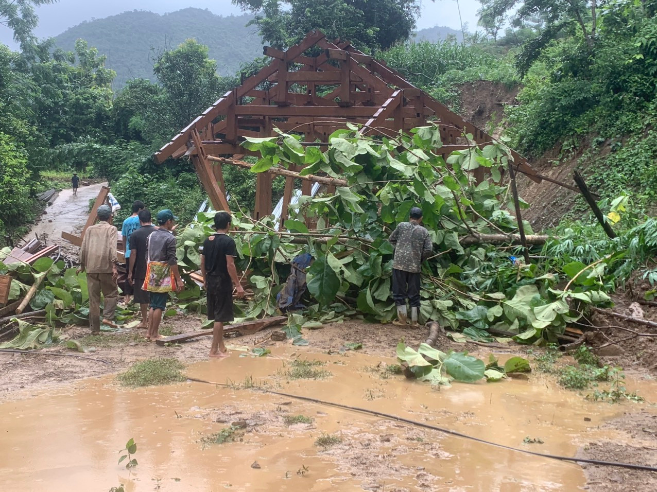 Sinh viên Trường Đại học Điện Lực dọn dẹp, hỗ trợ người dân khắc phục hậu quả sau mưa lũ.