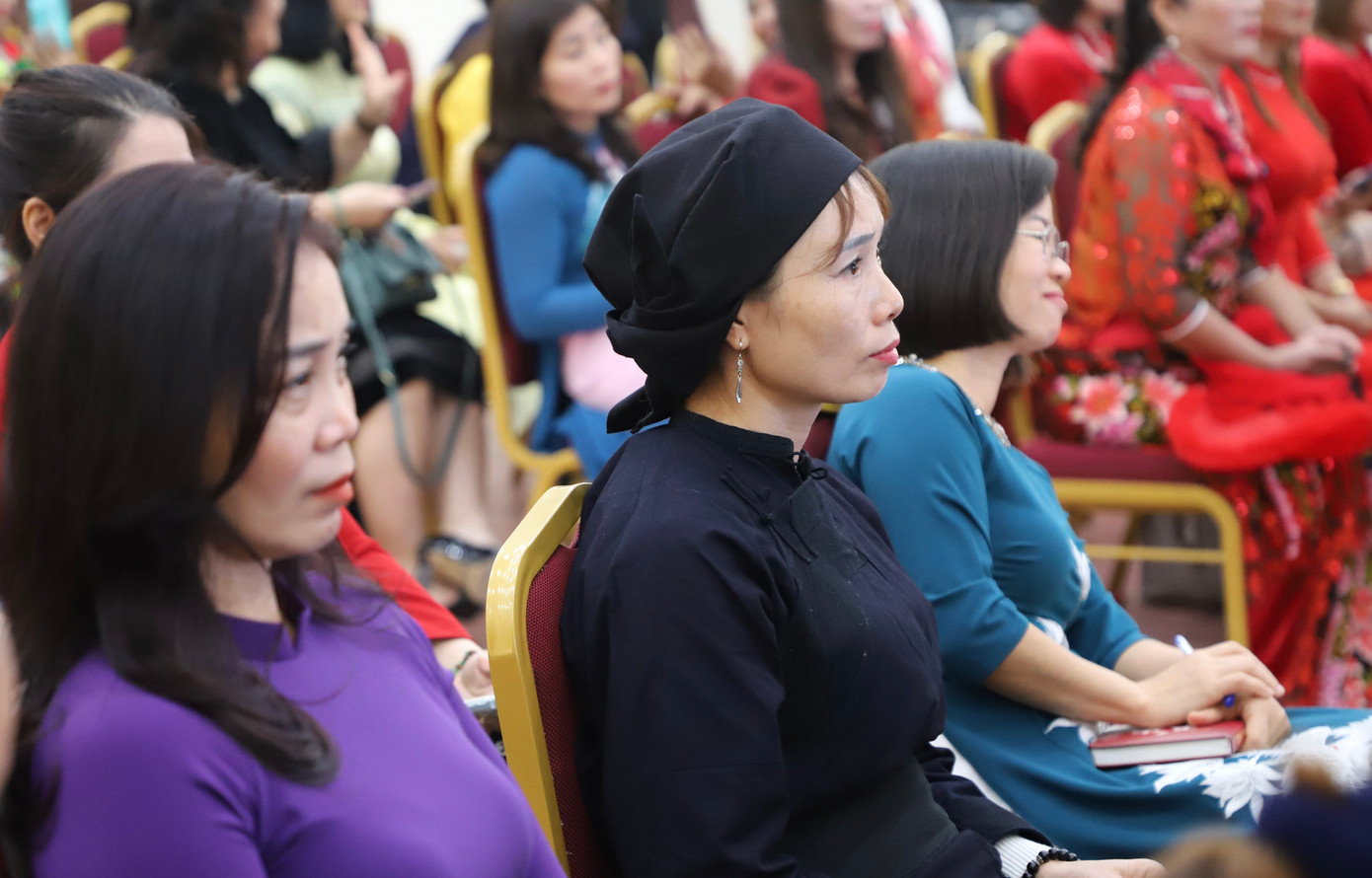 Phụ nữ dân tộc dự và tham gia trình bày tại chương trình.