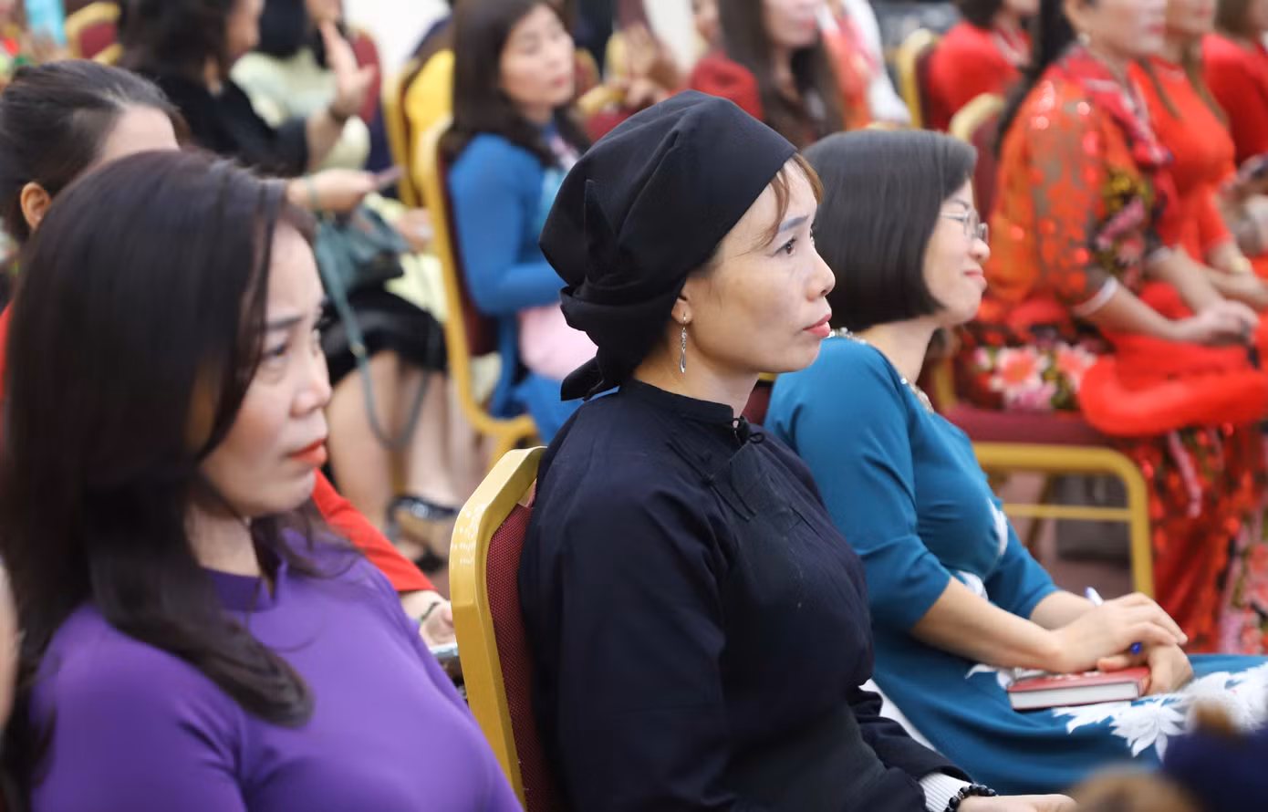Phụ nữ dân tộc dự và tham gia trình bày tại chương trình.