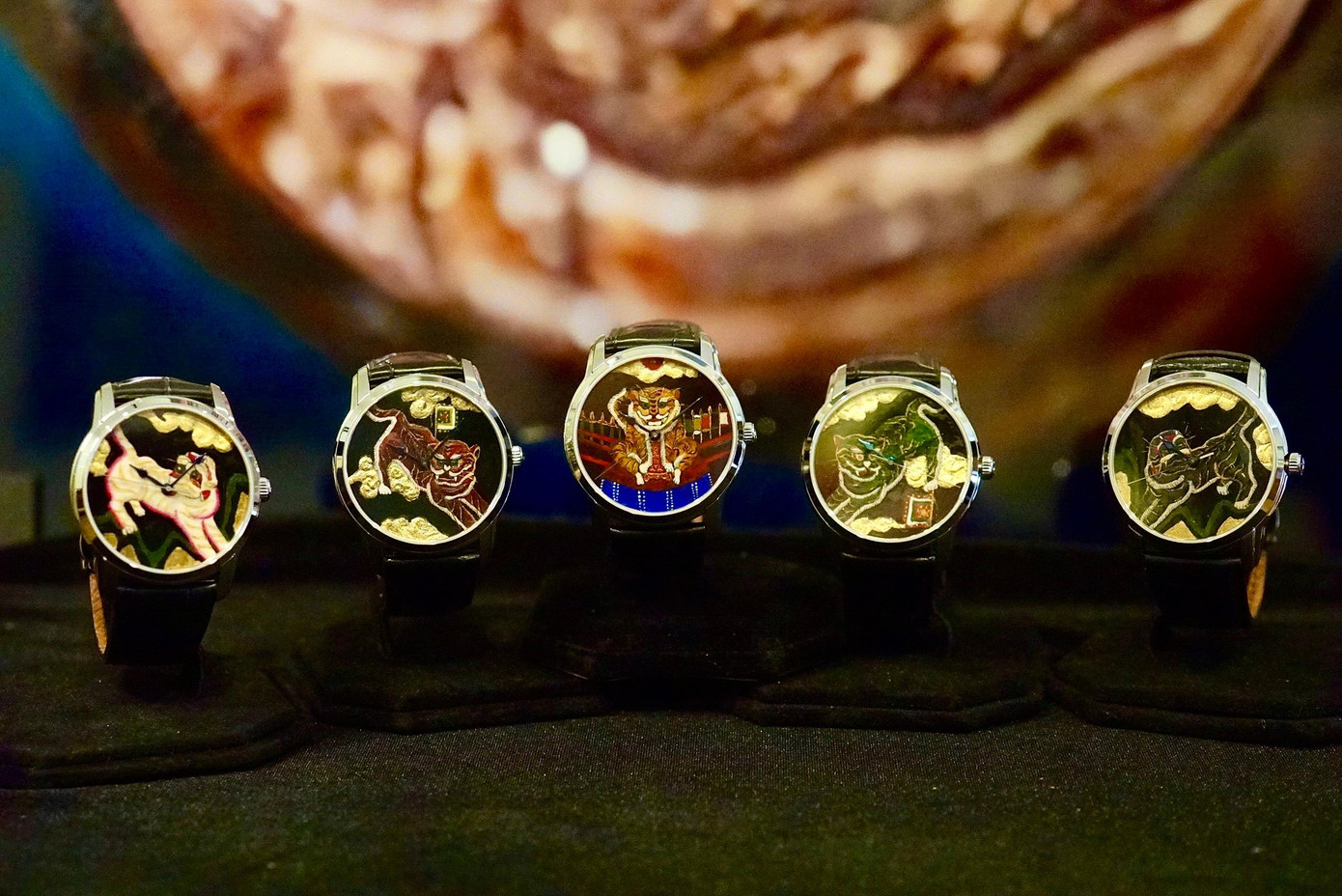 Trong vô số tác phẩm đã hoàn thiện, nữ họa sĩ khá tâm đắc với bộ Ngũ Hổ mà cô đã dành 2 tháng để vẽ. Chị Dương mô tả: &quot;Mình vẽ bộ sưu tập 5 chiếc đồng hồ &quot;Ngũ Hổ Thần Tướng&quot; với mong muốn lưu giữ nét đẹp văn hoá dân gian cũng như khoác lên tranh dân gian một diện mạo mới nhưng vẫn tôn trọng những giá trị truyền thống cốt lõi&quot;.