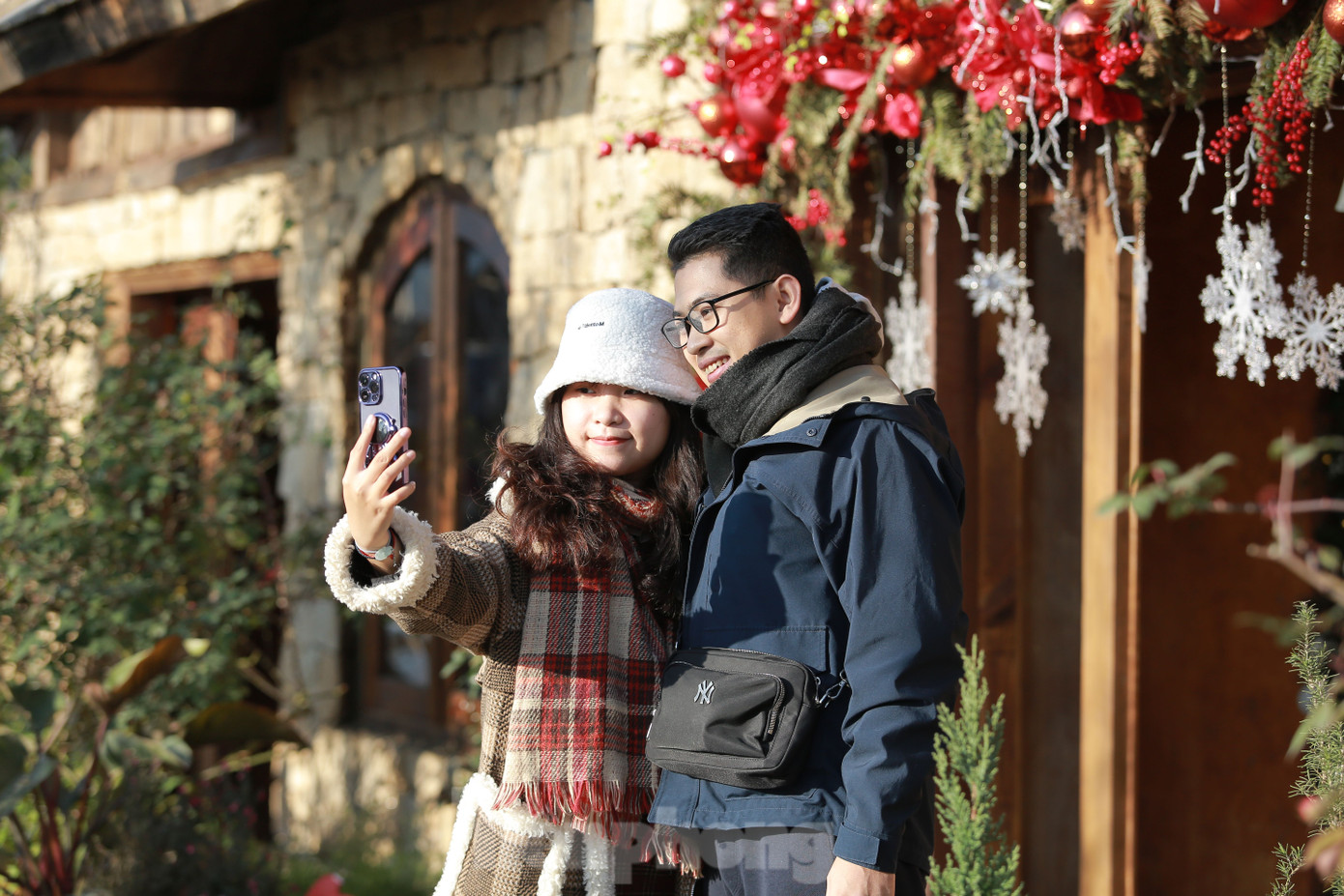Duy và Trang (sinh năm 1992 và 1998) chia sẻ: "Mọi năm, chúng mình đều đã đón Noel cùng nhau ở Hà Nội, nhưng năm nay, cả hai muốn thay đổi không khí và trải nghiệm ở một nơi trong lành, yên bình. Khi lên đến đây, chúng mình cảm nhận được sự ấm áp và thân thiện của bà con, lại được giao lưu, thưởng thức bữa tiệc âm nhạc mang bản sắc dân tộc người Mông. Đây chính là những trải nghiệm khiến cho ngày lễ của chúng mình đặc biệt và ý nghĩa hơn rất nhiều".