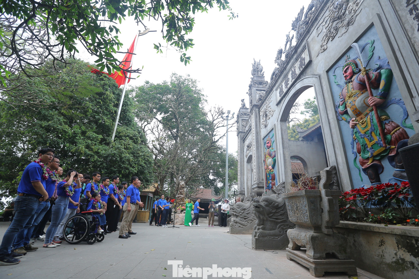 Đoàn đại biểu gương mặt trẻ dâng hương, báo công với các Vua Hùng. Đoàn đại biểu gương mặt trẻ dâng hương, báo công với các Vua Hùng.