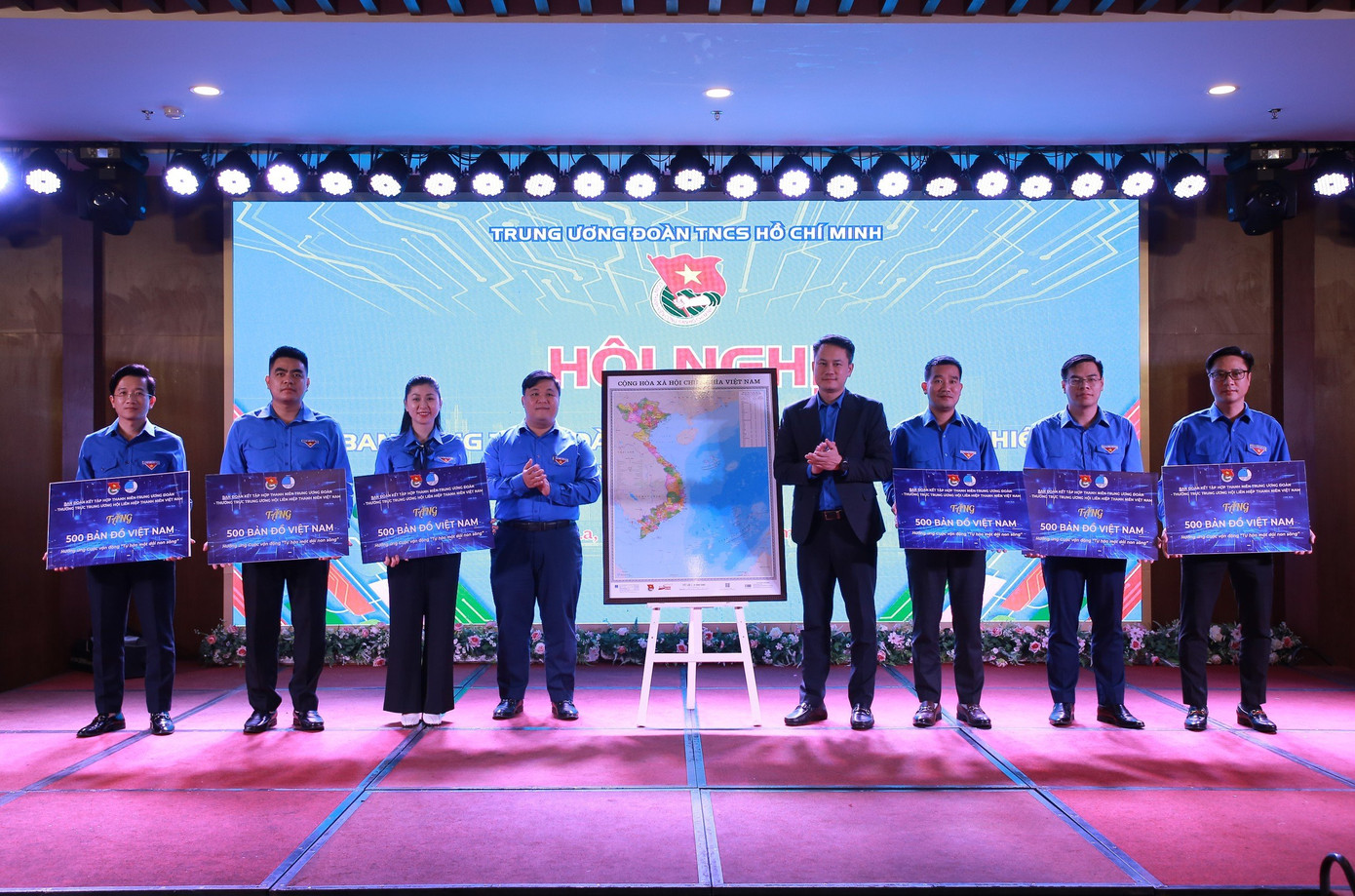 T.Ư Đoàn trao tặng bản đồ cho các tỉnh Đoàn trực thuộc Cụm.