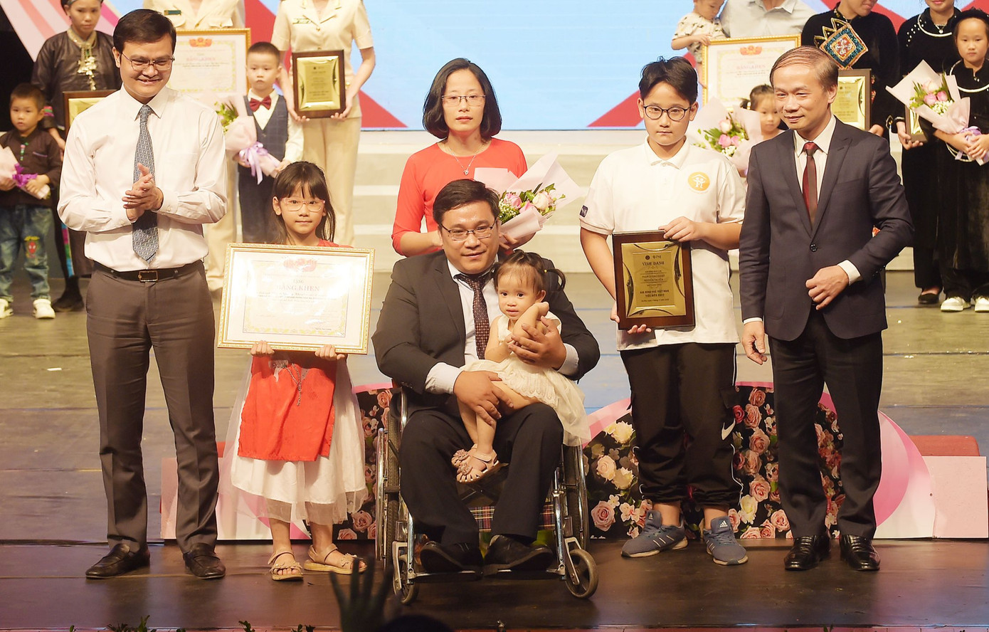 Gia đình anh Khoát nhận danh hiệu "Gia đình trẻ Việt Nam tiêu biểu" năm 2022. Ảnh: Xuân Tùng Gia đình anh Khoát nhận danh hiệu "Gia đình trẻ Việt Nam tiêu biểu" năm 2022. Ảnh: Xuân Tùng