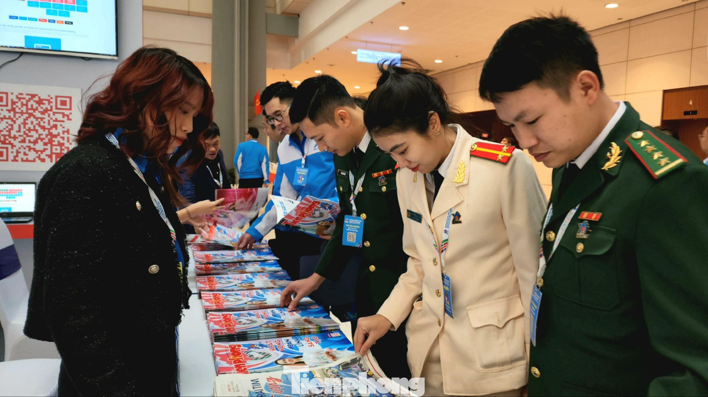 Các đại biểu tham quan gian hàng của báo Tiền Phong tại Triển lãm ảnh &quot;Khát vọng cống hiến - Lẽ sống thanh niên”. Ảnh: Trọng Quân