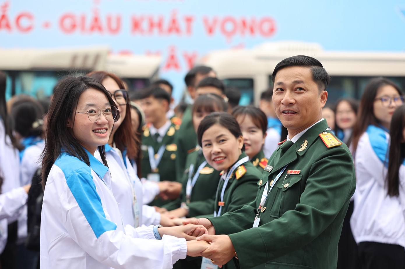 Sinh viên Việt Nam sôi động trước giờ G.