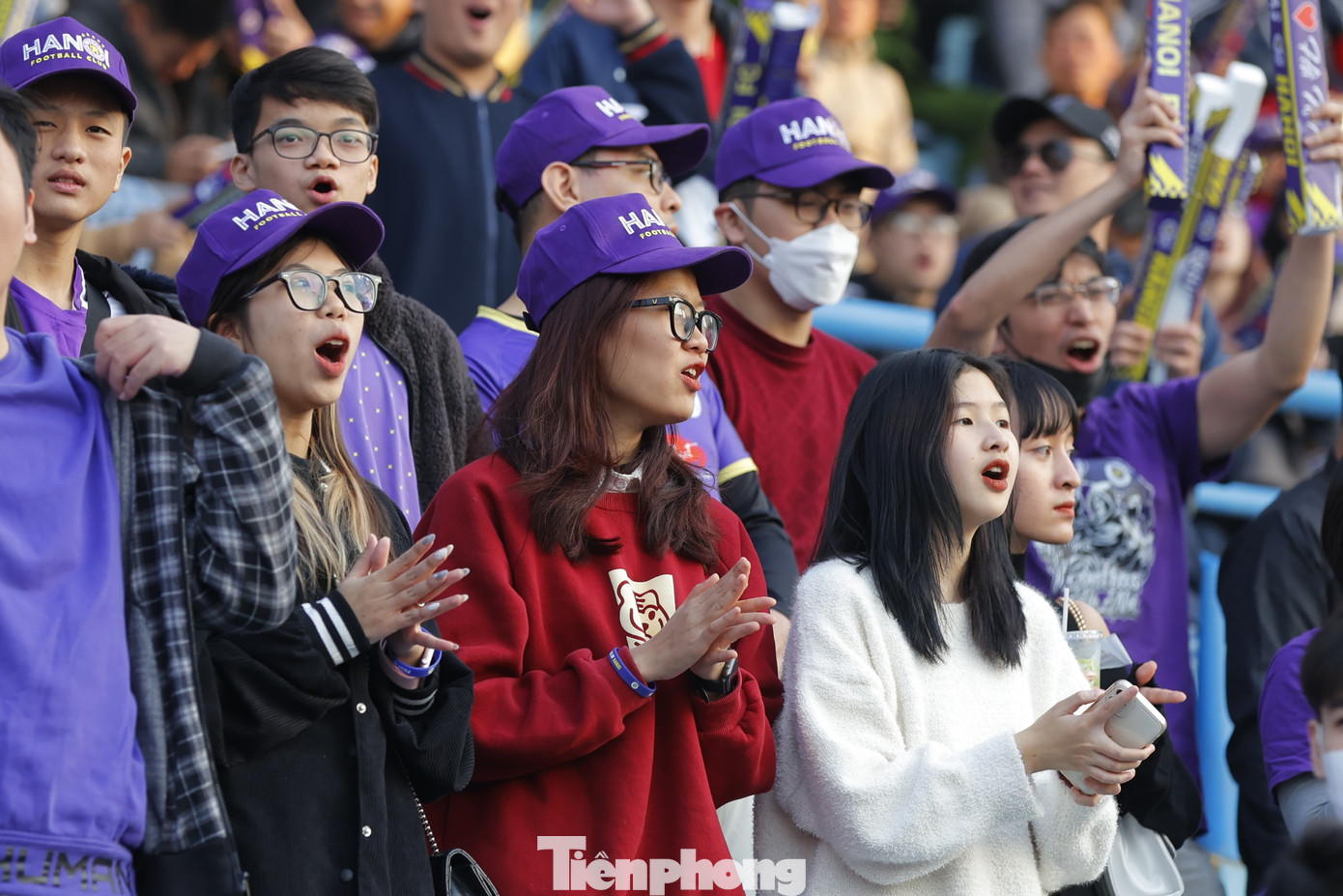 Những tiếng hò reo, vỗ tay cổ vũ của cổ động viên CLB Hà Nội. Ảnh: Mạnh Thắng