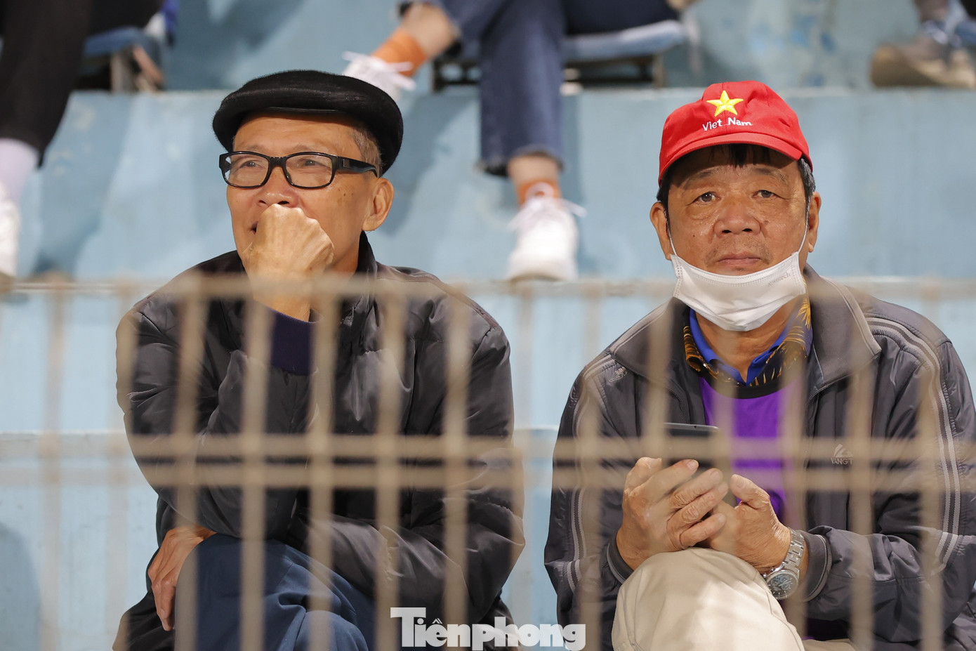 Khán giả chăm chú theo dõi diễn biến trận đấu. Ảnh: Mạnh Thắng