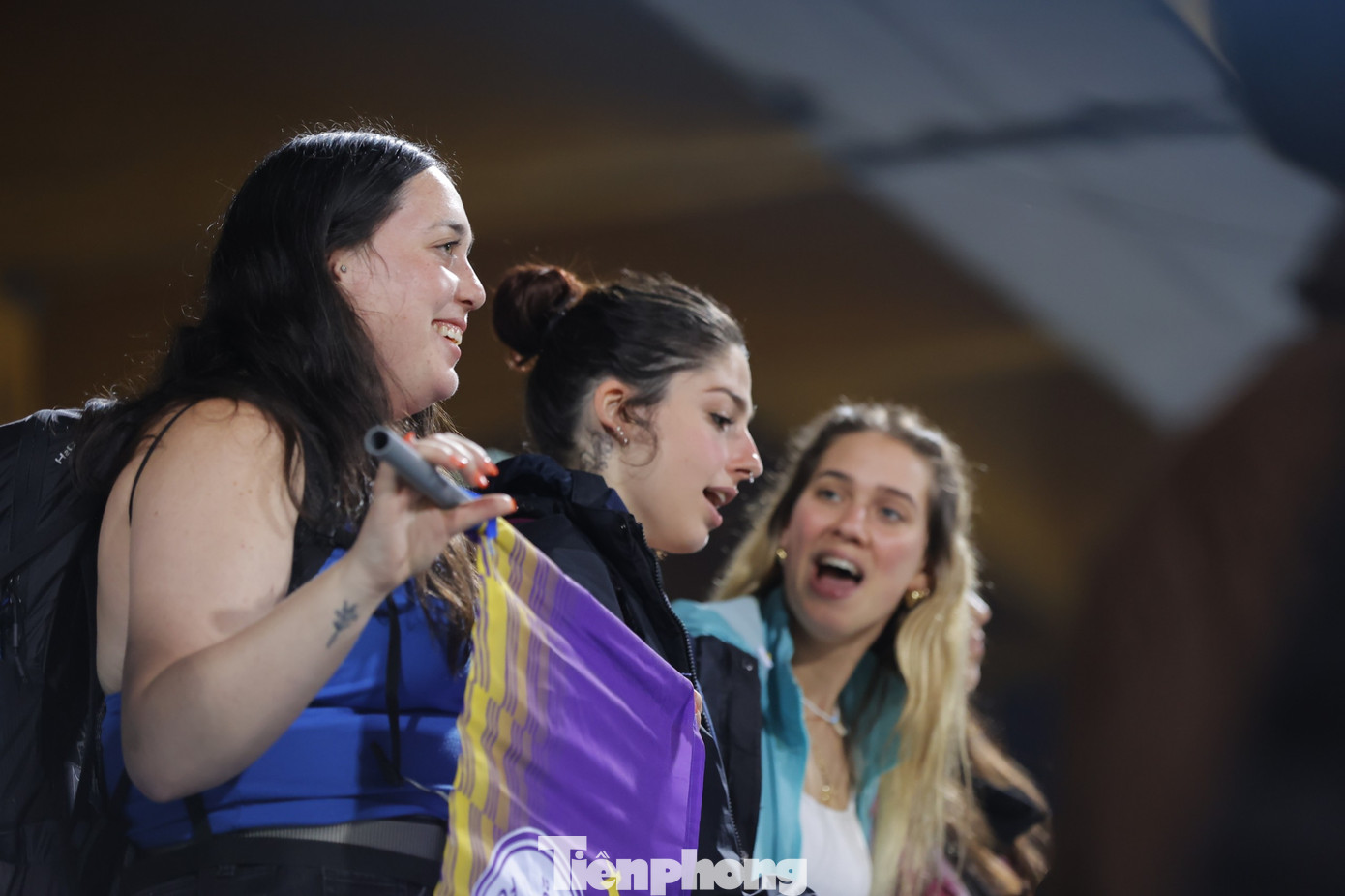 Cổ động viên mừng chiến thắng khi CLB Hà Nội nhân đôi tỉ số. Ảnh: Mạnh Thắng